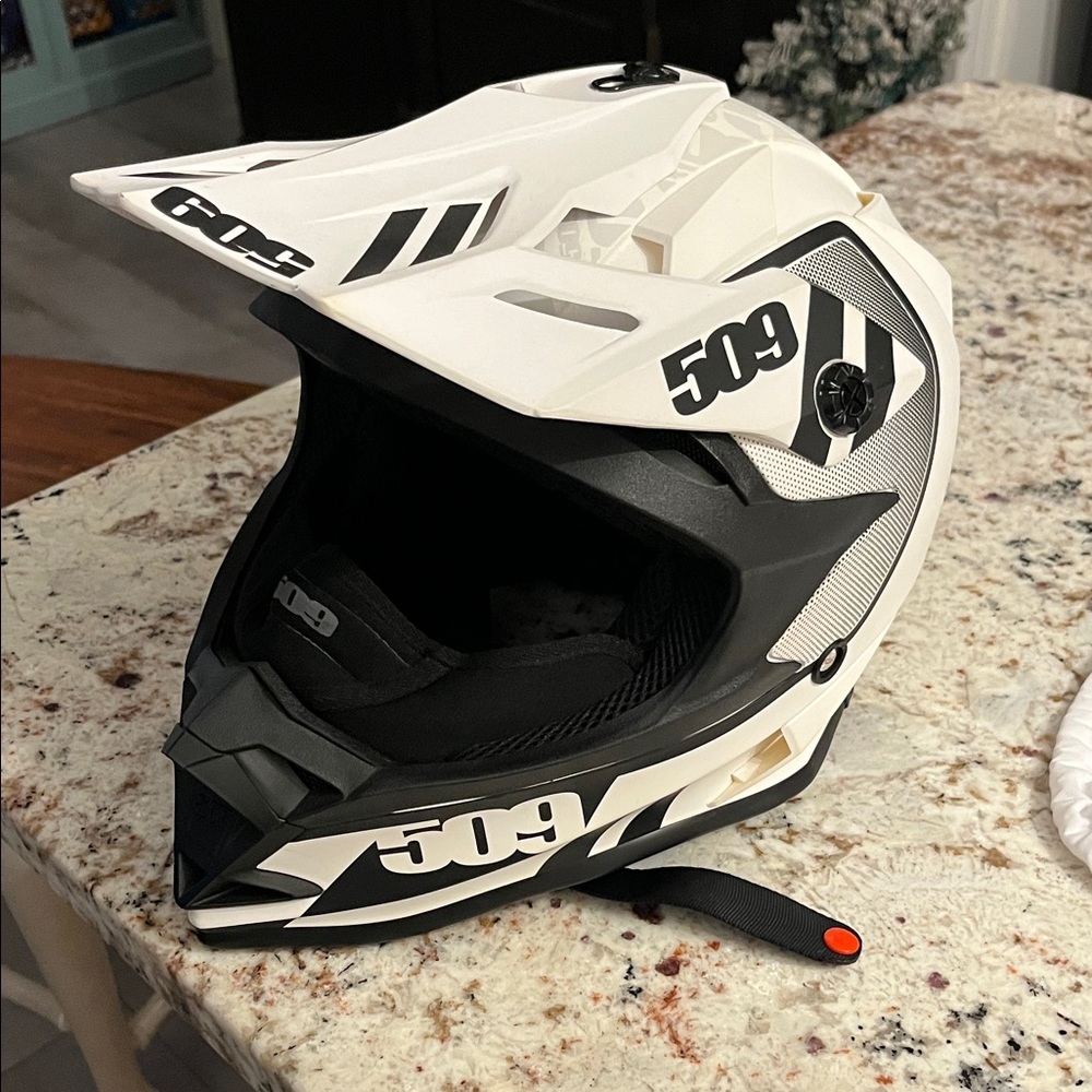 509 Helmet snowmobile-dirtbike size extra small